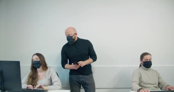 Uomo Affari Calvo Con Maschera Guardando Suoi Lavoratori Durante Lavoro — Video Stock