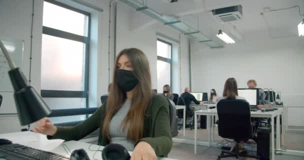 Çalışma Saatlerinde Maske Takan Işçilerle Ofis Sahnesi Inandırıcı Bir Kavram — Stok video