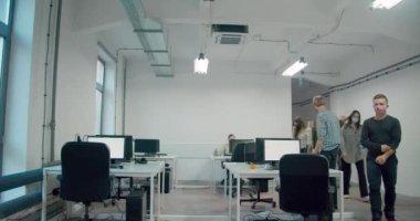 İş arkadaşları yemekten ofise dönüyorlar. 
