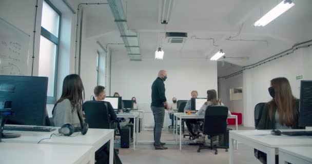 Homem Negócios Careca Usando Máscara Observando Seus Trabalhadores Durante Trabalho — Vídeo de Stock
