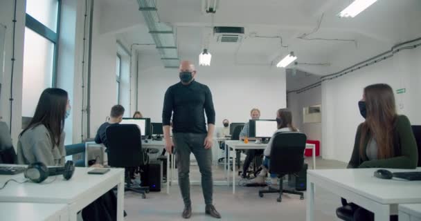 Homem Negócios Careca Usando Máscara Observando Seus Trabalhadores Durante Trabalho — Vídeo de Stock