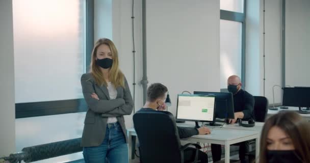 Chefe Feminina Usando Máscara Assistindo Seus Trabalhadores Fazendo Trabalho Escritório — Vídeo de Stock