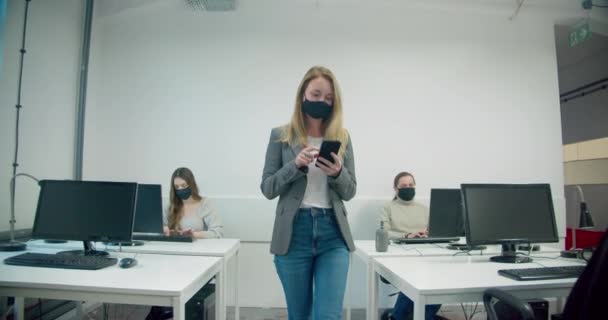 Affärskvinna Bär Mask Och Hålla Smartphone När Går Kontoret — Stockvideo