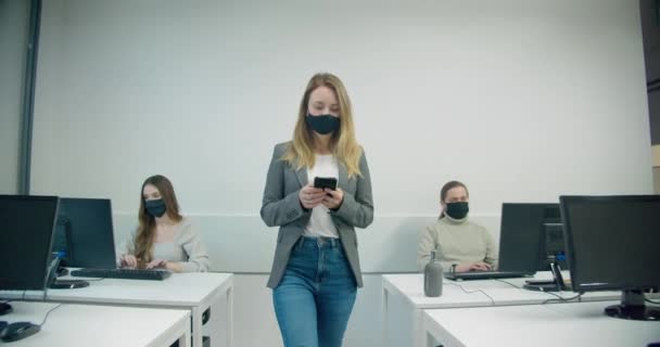 Affärskvinna Bär Mask Och Hålla Smartphone När Går Kontoret — Stockvideo