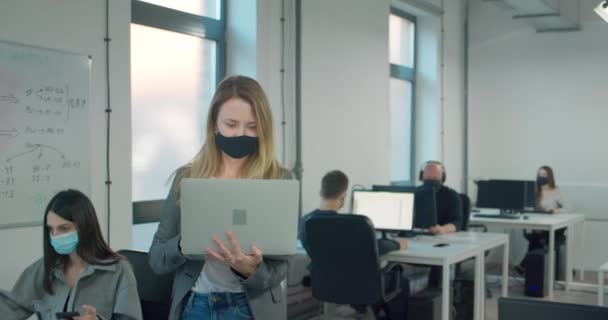 Mulher Negócios Loira Usando Máscara Segurando Laptop Enquanto Consulta Com — Vídeo de Stock