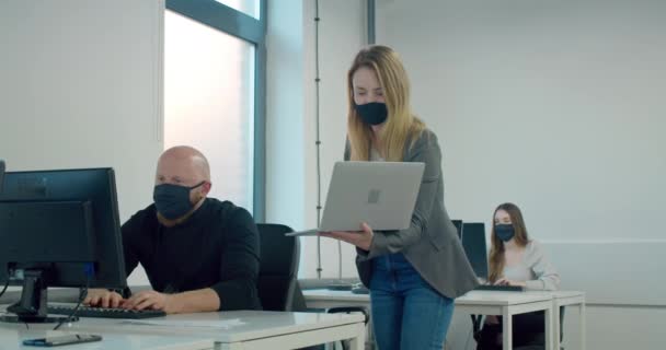 Mulher Negócios Loira Usando Máscara Segurando Laptop Enquanto Consulta Com — Vídeo de Stock