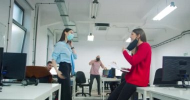 Çalışma sırasında maske takan ofis çalışanlarının görüntüsü, CVID ve ofis işi kavramı 