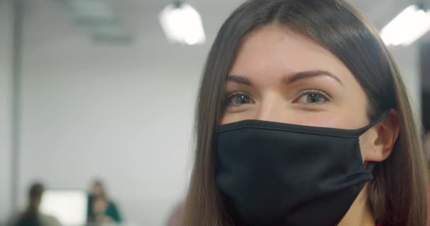 Närbild Kvinnliga Arbetstagare Mask Arbetet Kontoret — Stockvideo