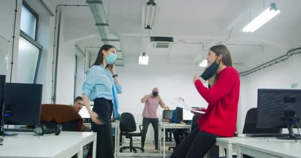 Filmagem Trabalhadores Escritório Máscaras Durante Trabalho Covid Conceito Trabalho Escritório — Vídeo de Stock