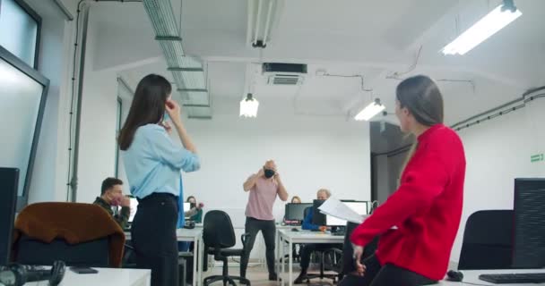 Filmación Los Trabajadores Oficina Máscaras Durante Trabajo Covid Concepto Trabajo — Vídeos de Stock