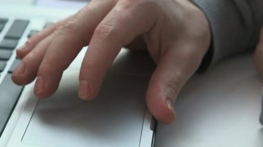 Dizüstü bilgisayarı kullanan CU-Hand, Londra, İngiltere, İngiltere