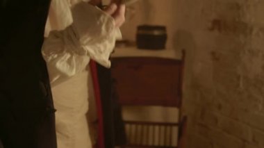 CU Man 'in kostüm katlama ve mektup verme, Leicester, İngiltere, İngiltere