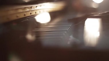 CU PAN SELEKTİF FOCUS Piyano çalan piyanistin elleri, İngiltere