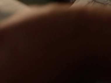 Notepad, Nottingham, Nottinghamshire, İngiltere 'deki çizimlere bakan CU kadını.