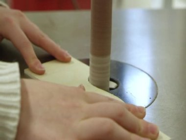 CU Carpenter odun parçası üzerinde öğütücü kullanıyor, Nottingham, İngiltere, İngiltere