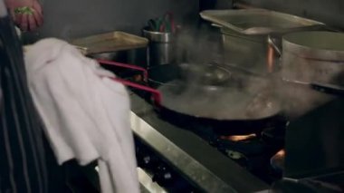 CU SLO MO Şef kızartma tavasında et pişirme, Nottingham, Nottinghamshire, İngiltere