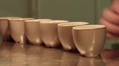 İşlemci SLO Kişi kahverengi fincanlarda yeşil çay hazırlıyor, Nottingham, Nottinghamshire, İngiltere