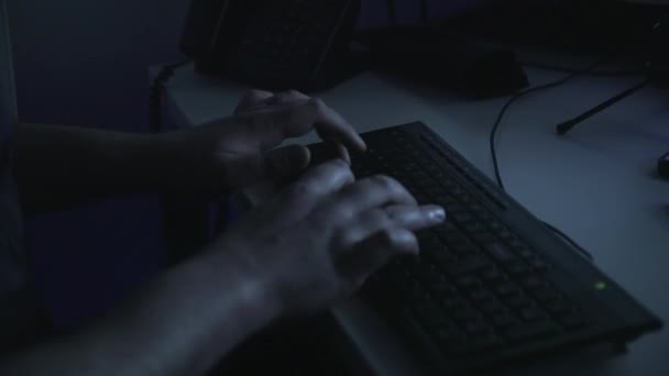夜にキーボードを押す人のCuの手 ロンドン イギリス イギリス — ストック動画
