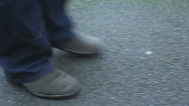 Camera Feet People Walking Asphalt London England — 图库视频影像