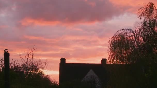 Pink Nastrojowe Niebo Dom Zachodzie Słońca Londyn Anglia Wielka Brytania — Wideo stockowe