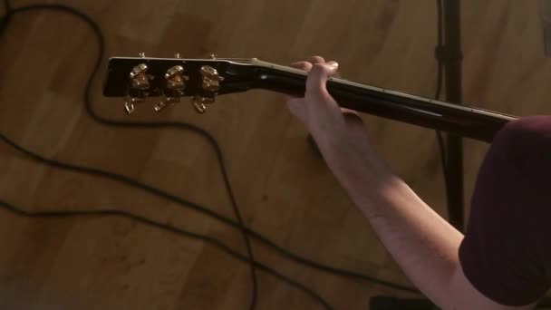 Primer Plano Mano Del Músico Tocando Guitarra Cambridge Cambridgeshire Reino — Vídeos de Stock