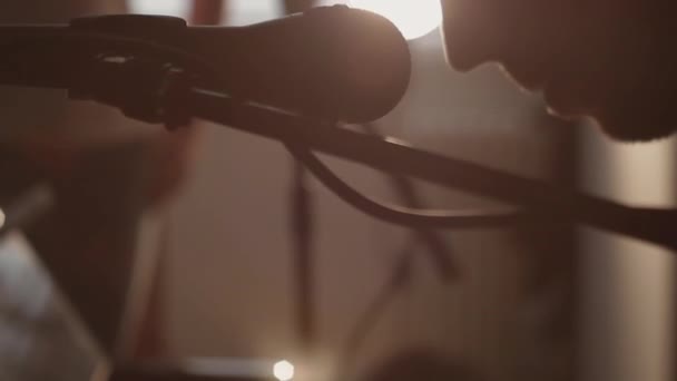 Pan Закриття Співака Фортепіано Мікрофона Кембридж Кембріджшир Велика Британія — стокове відео