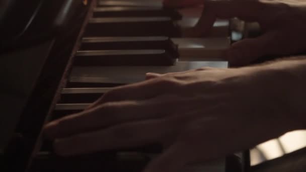 Primo Piano Delle Mani Del Pianista Che Suona Pianoforte Cambridge — Video Stock