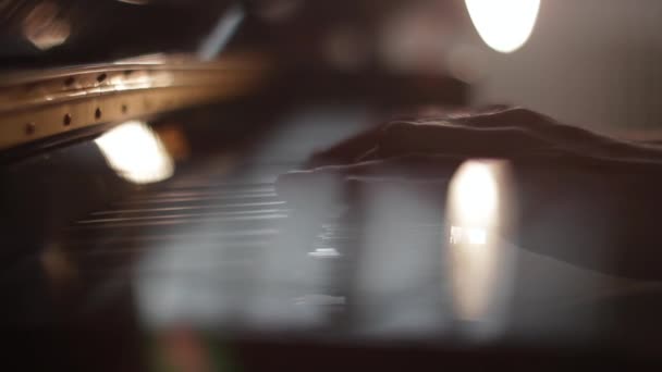 Selective Focus Закрытие Рук Пианиста Играющего Фортепиано Англия Великобритания — стоковое видео