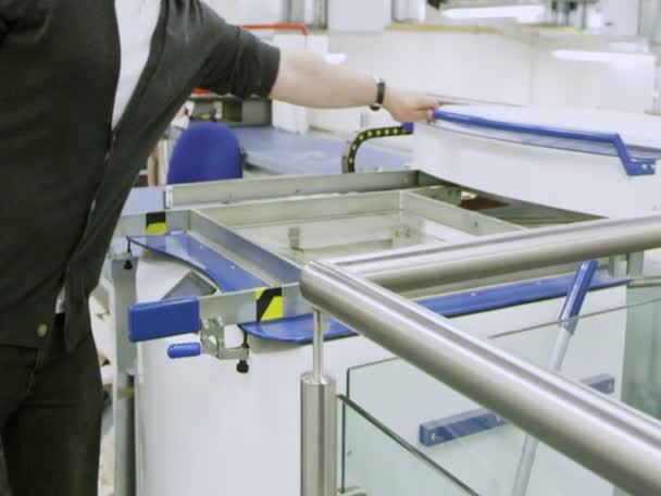 Slo Man Operating Plastic Foil Packing Machine Nottingham Inglaterra Reino — Vídeo de Stock