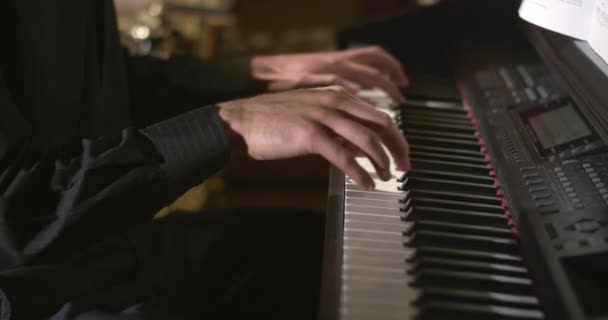 Mãos Homem Tocando Piano Londres Inglaterra Reino Unido — Vídeo de Stock