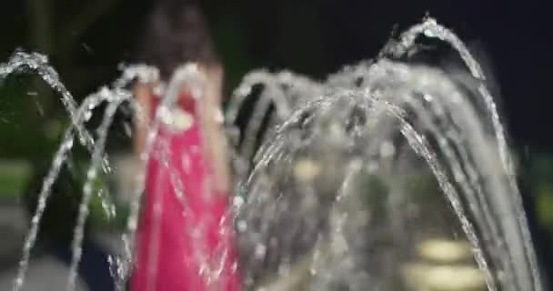 Cu喷泉和背景为粉红裙的女性 英国伦敦 — 图库视频影像
