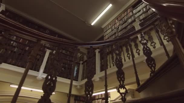 Camera Bewegt Sich Die Treppe Des Herrenhauses Hinauf Nottingham Nottinghamshire — Stockvideo