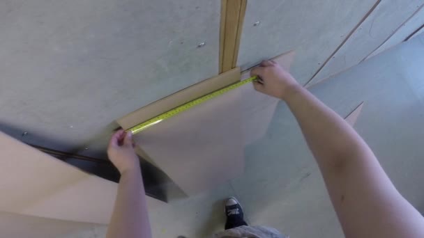 Pov Personal Perspective Footage Worker Measuring Planks Inghilterra Regno Unito — Video Stock