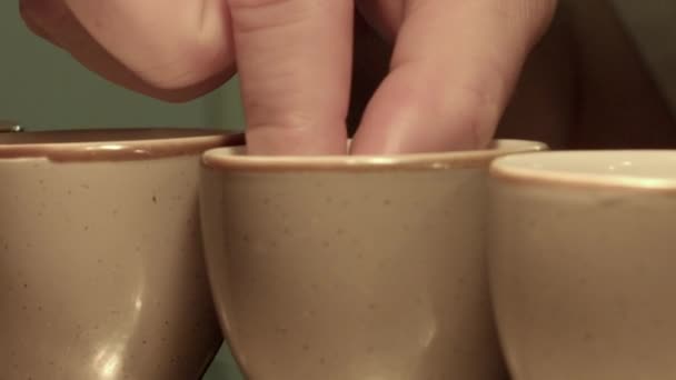 Готує Зелений Чай Коричневих Чашках Ноттінгем Ноттінгемшир Велика Британія — стокове відео