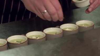 İşlemci gri fincanlarla yeşil çay hazırlıyor, Nottingham, Nottinghamshire, İngiltere