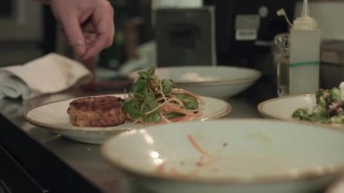 CU Şefi et ve makarna ile yemek hazırlıyor, Nottingham, Nottinghamshire, İngiltere