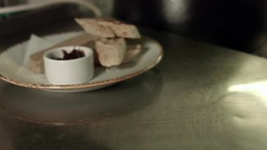 Nottingham, Nottinghamshire, İngiltere 'de ise CU gurme salatası ve ekmek.