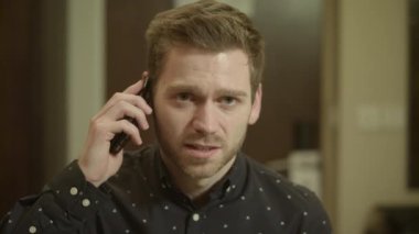 MS Man, İngiltere, Nottingham 'da otel odasında cep telefonundan konuşuyor.