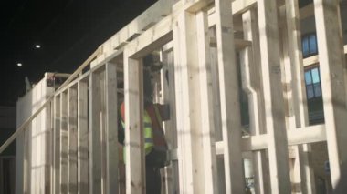 WS İnşaat İşçisi ahşap çerçeve üzerinde çalışıyor, Mansfield, Nottinghamshire, İngiltere