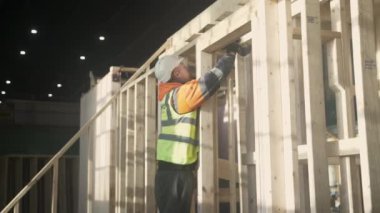 WS İnşaat İşçisi ahşap çerçeve üzerinde çalışıyor, Mansfield, Nottinghamshire, İngiltere