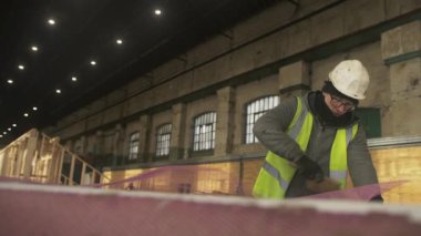 MS İnşaat işçisi, Mansfield, Nottinghamshire, İngiltere yüzeyini temizliyor.