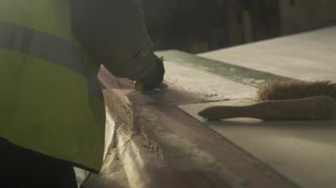 Mansfield, Nottinghamshire, İngiltere 'de yüzey kazımakla meşgul inşaat işçisi.