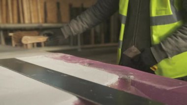 MS İnşaat işçisi, Mansfield, Nottinghamshire, İngiltere yüzeyini temizliyor.