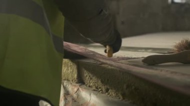 Mansfield, Nottinghamshire, İngiltere 'de yüzey kazımakla meşgul inşaat işçisi.