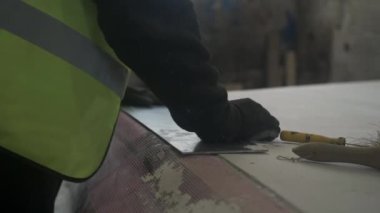 Mansfield, Nottinghamshire, İngiltere 'deki depoda MS Busy inşaat işçisi.