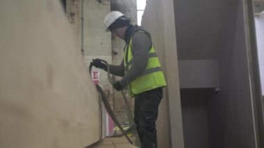 MS İnşaat işçisi ahşap kirişlerle çalışıyor, Mansfield, İngiltere, İngiltere