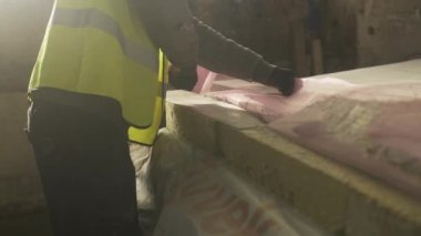 Mansfield, Nottinghamshire, İngiltere 'de yüzey kazımakla meşgul inşaat işçisi.