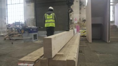 WS İnşaat işçisi tahta kirişi vinçten ayırıyor, Mansfield, İngiltere, İngiltere