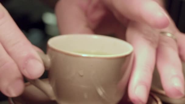Person Bereitet Grünen Tee Braunen Tassen Nottingham Nottinghamshire Großbritannien — Stockvideo