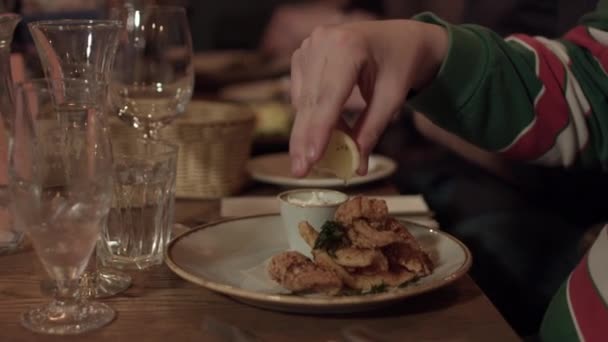 英国诺丁汉 餐馆里的Cu顾客在吃饭的时候挤柠檬 — 图库视频影像